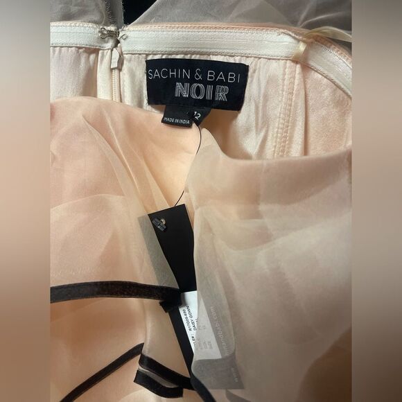 Sachin + Babi %100 Silk Black and Pink One Shoulder Gown - Picture 3 of 3